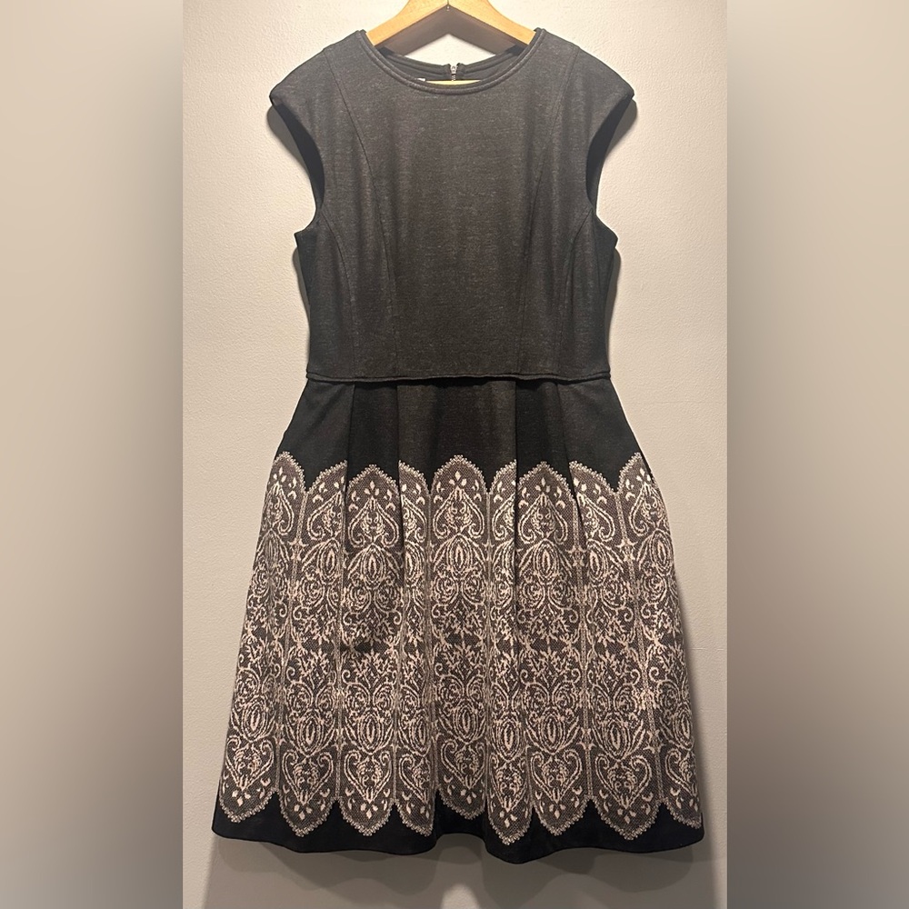 Maggy London Sleeveless Pleated Gray Knee Length A-Line with Pockets Size 10
